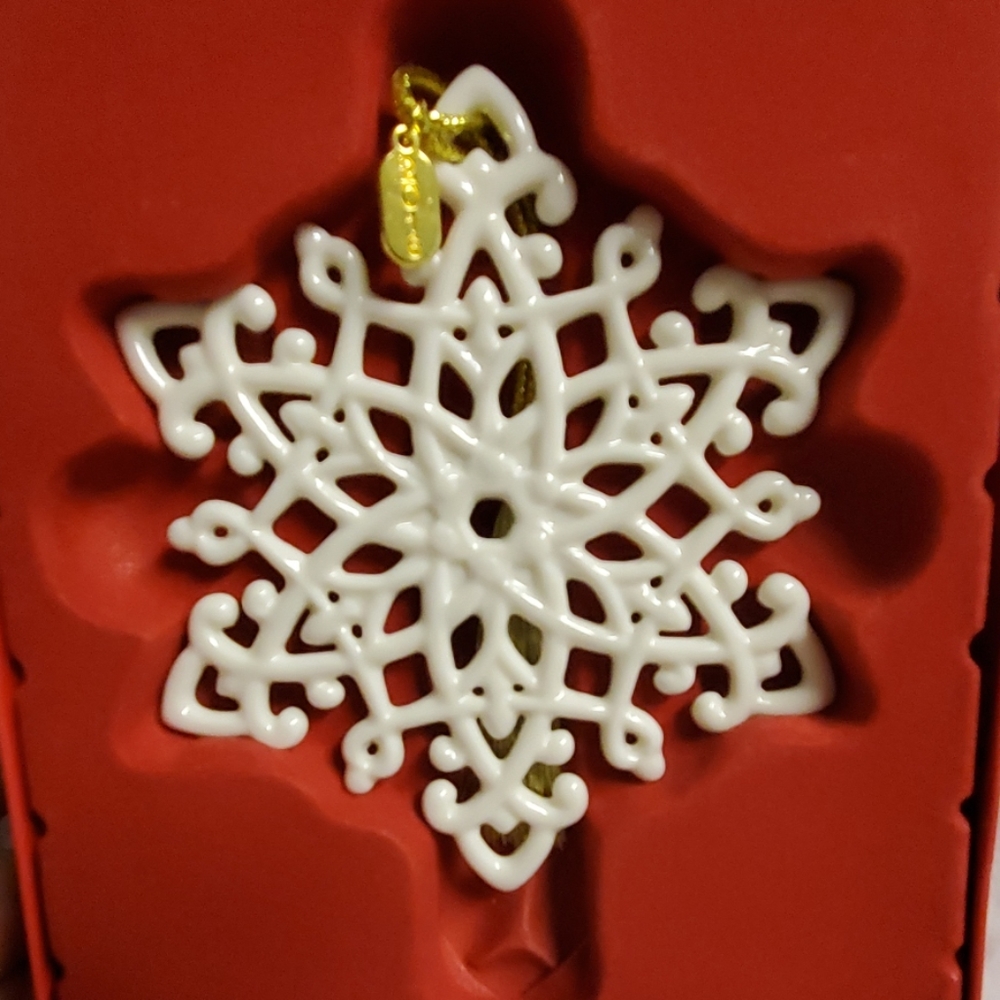 2016 Lenox Snowflake Ornament new in box